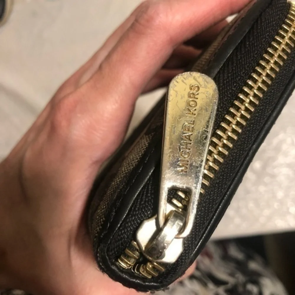 Michael kors signature zipper clutch wallet